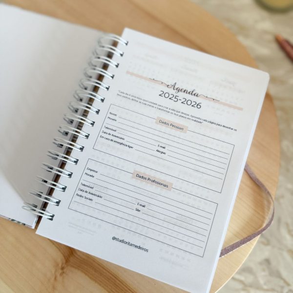 Agenda escolar personalizada 2025–2026 + Papelaria Personaliza + Studio Rita Medeiros.