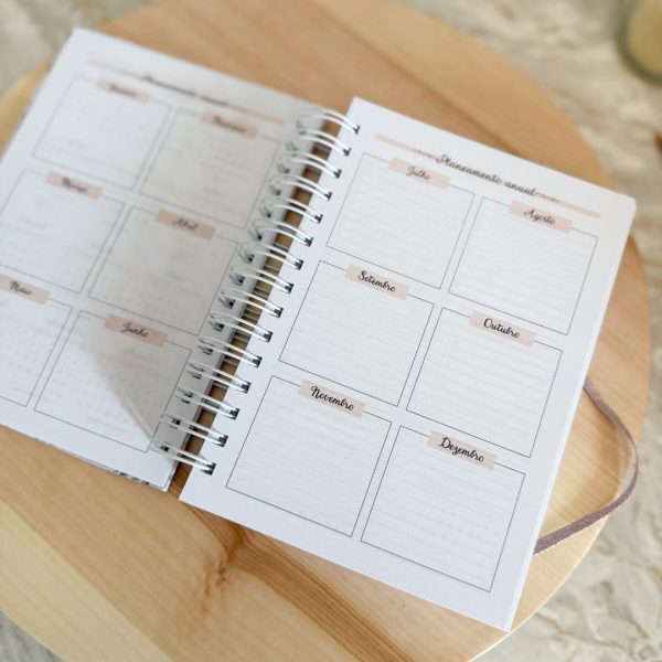 Agenda escolar personalizada com meses do ano + “Studio Rita Medeiros”.