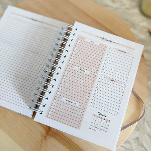 Agenda escolar personalizada para o ano letivo 2025–2026, com layout organizado e espaço para notas, prioridades e tarefas.