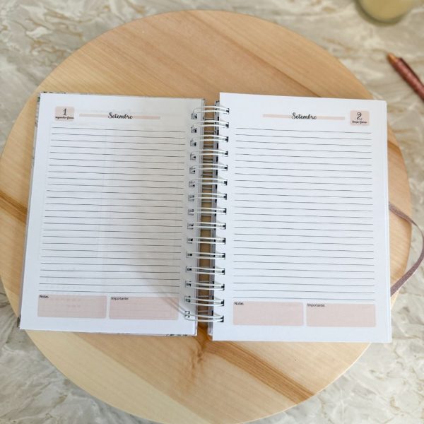 Agenda escolar personalizada com páginas de setembro, categoria papelaria, Studio Rita Medeiros.