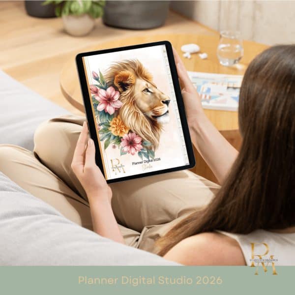 Imagem de um tablet com um planner digital com uma ilustração de um leão rodeado de flores, sendo segurado por uma pessoa sentada em um ambiente acolhedor.