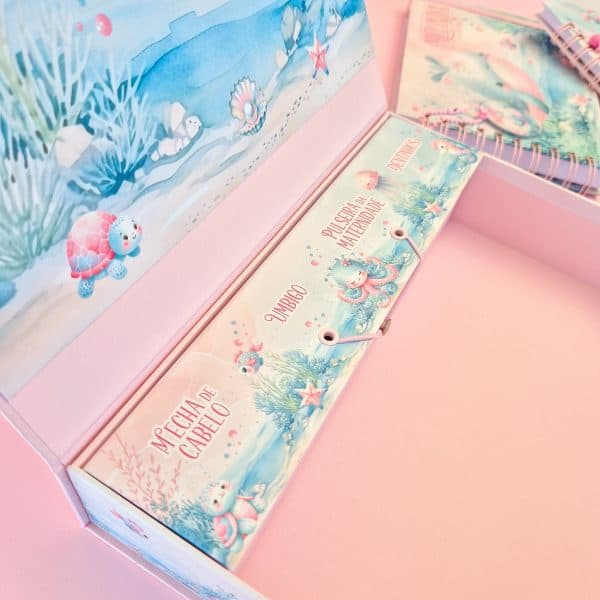 Caderno de organização feminina com ilustrações de tartarugas, estrelas-do-mar e elementos marinhos em tons pastel, ideal para papelaria personalizada artesanal.