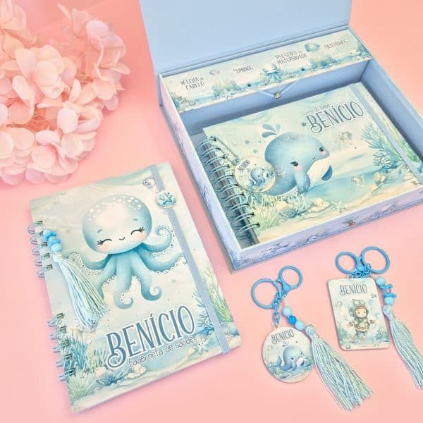 Conjunto de material escolar personalizado com tema de polvo azul, incluindo caderno, chaveiros, e etiquetas, ideal para organização feminina e presente.