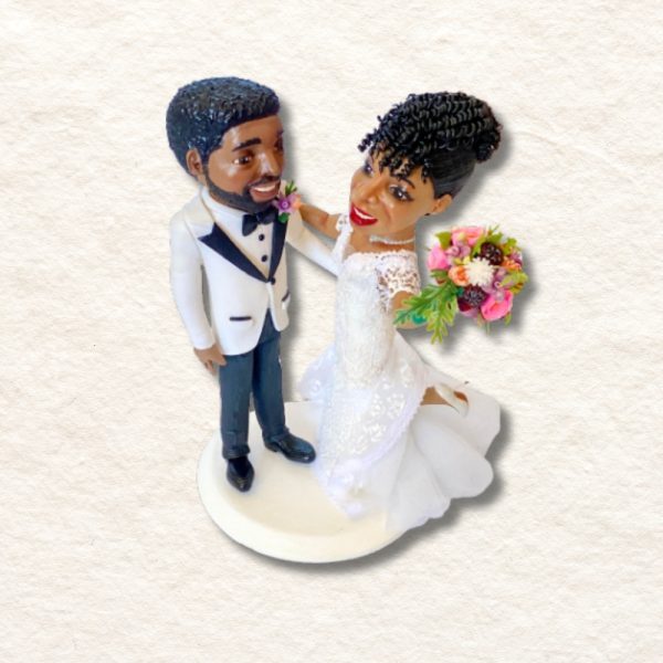Figura de casal de noivos em bolo decorativo Studio Rita Medeiros.