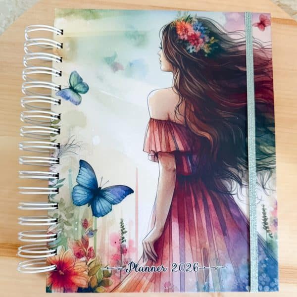 Capa de agenda personalizada com ilustração de mulher e borboletas Studio Rita Medeiros.
