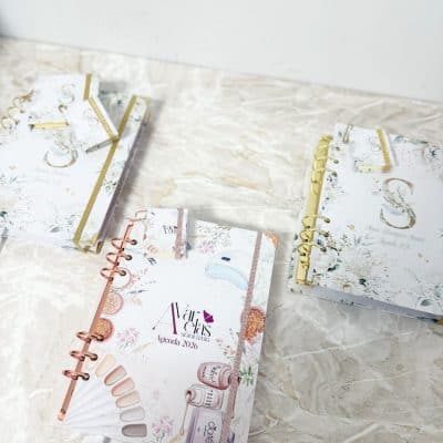Planner e agenda lado a lado para comparação de métodos de organização pessoal