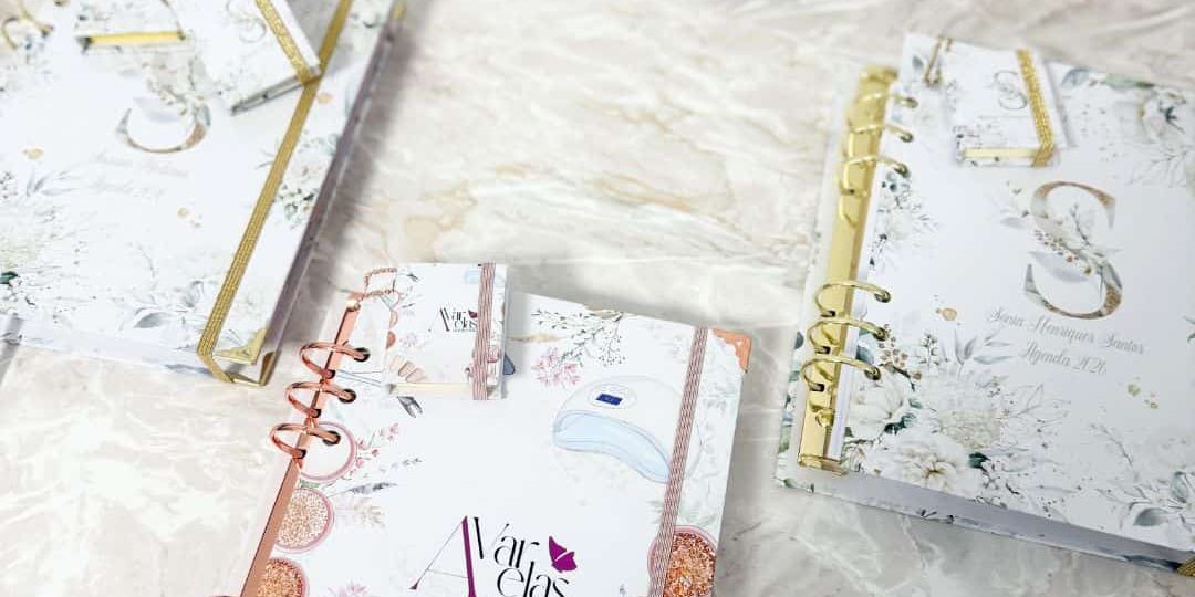 Planner e agenda lado a lado para comparação de métodos de organização pessoal