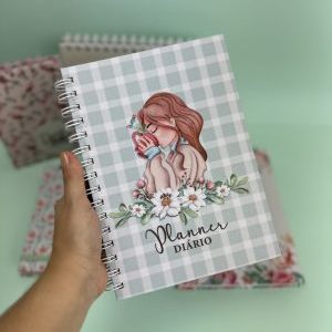 Caderno de planner diário, papelaria, "Studio Rita Medeiros". Máx 125 caracteres. Sem claims.