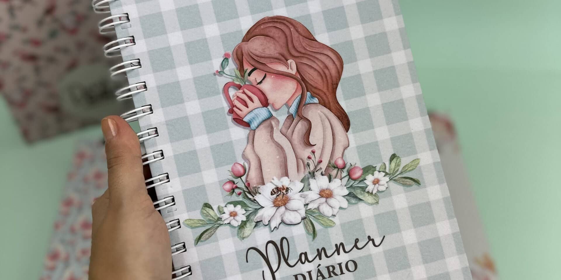 Caderno de planner diário, papelaria, "Studio Rita Medeiros". Máx 125 caracteres. Sem claims.
